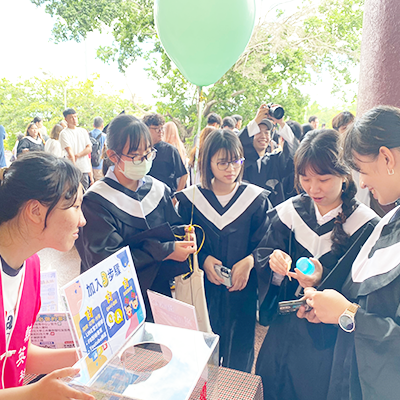 「愛與專業，未來無限」畢業典禮 -校園映像~憶起去逛行動校史館暨校友服務圖片